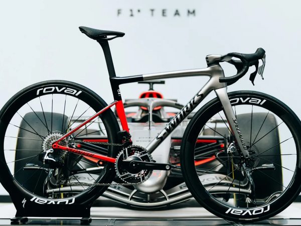Specialized 携手奥迪 F1 车队推出 Tarmac 联名款公路车