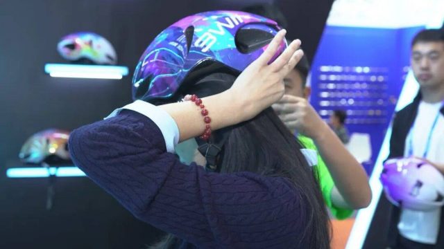 超轻，而且颜值更高！3W发布全新AR0涂装气动头盔