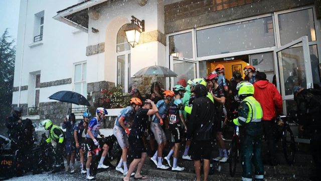 一口气涌进180名车手躲冰雹，饭店超快速接待获得「五星好评」刷屏