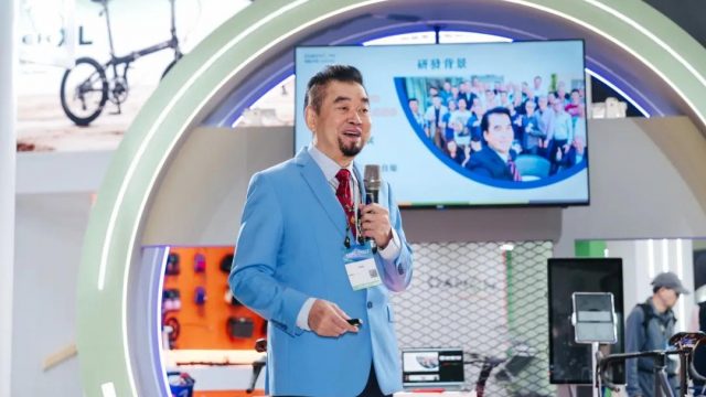 从激光物理学家到绿行倡导者：韩德玮博士的四十年低碳长征路